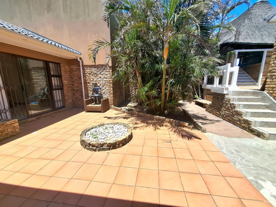 6 Bedroom Property for Sale in Gonubie Eastern Cape